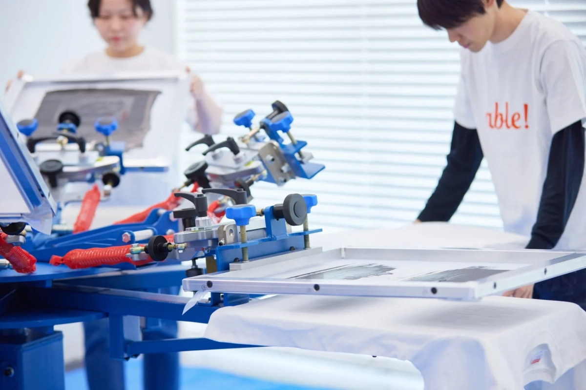 Tシャツのシルクスクリーン印刷を行う様子