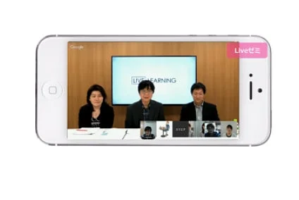 iPhoneでeラーニングを受講する様子