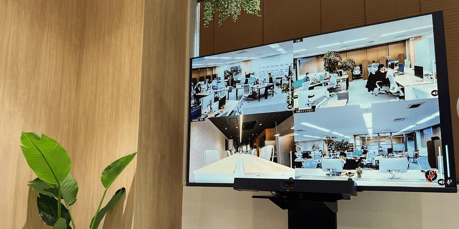 オフィス内の複数箇所を映し出すディスプレイ