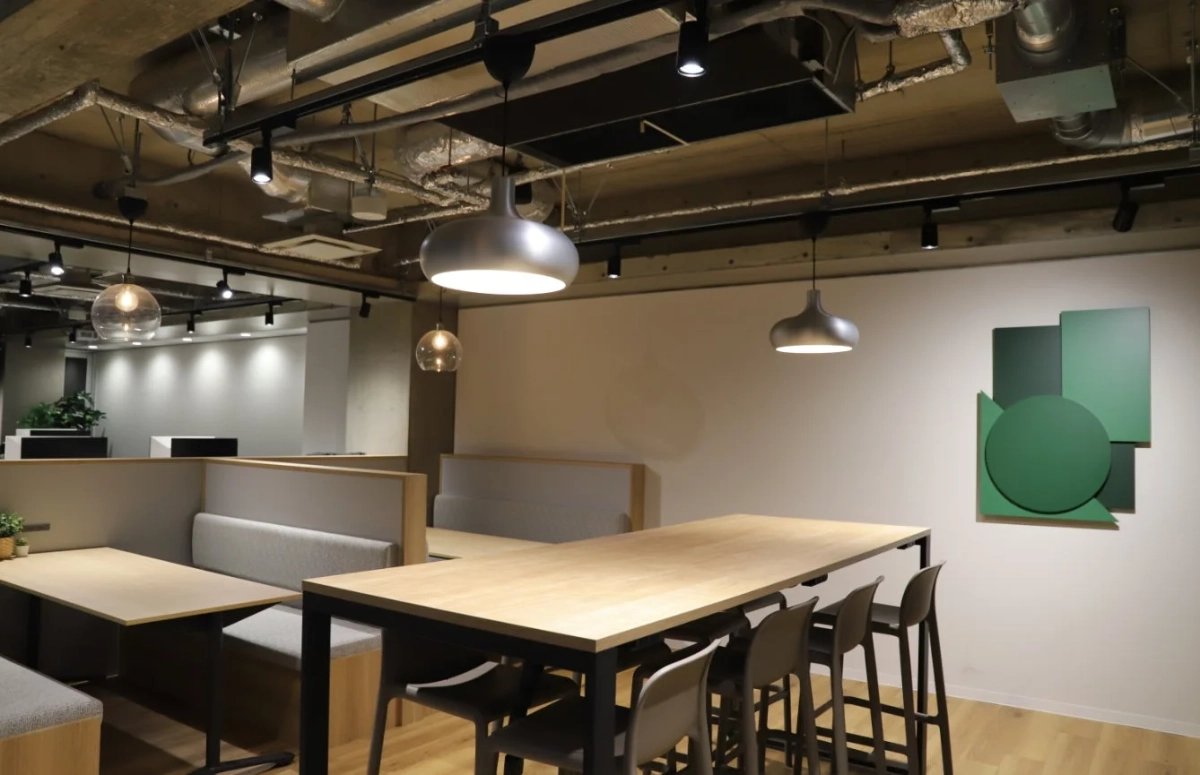 モダンなオフィス空間で、様々なタイプの作業・休憩スペース