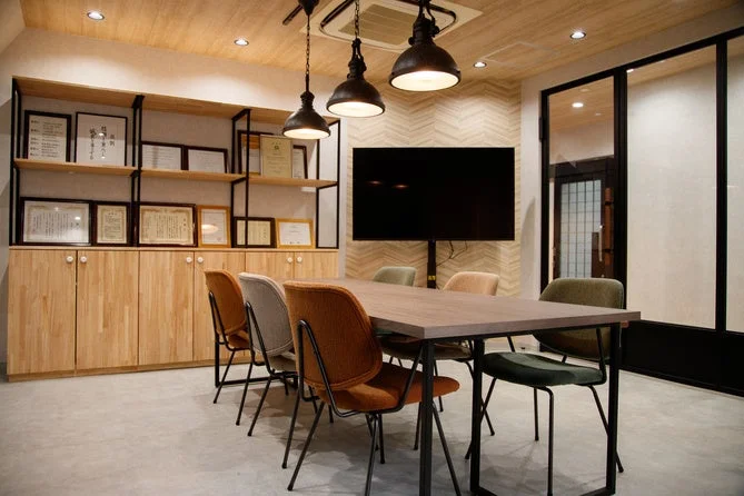 社内外の交流を生むオープンな空間の別アングル