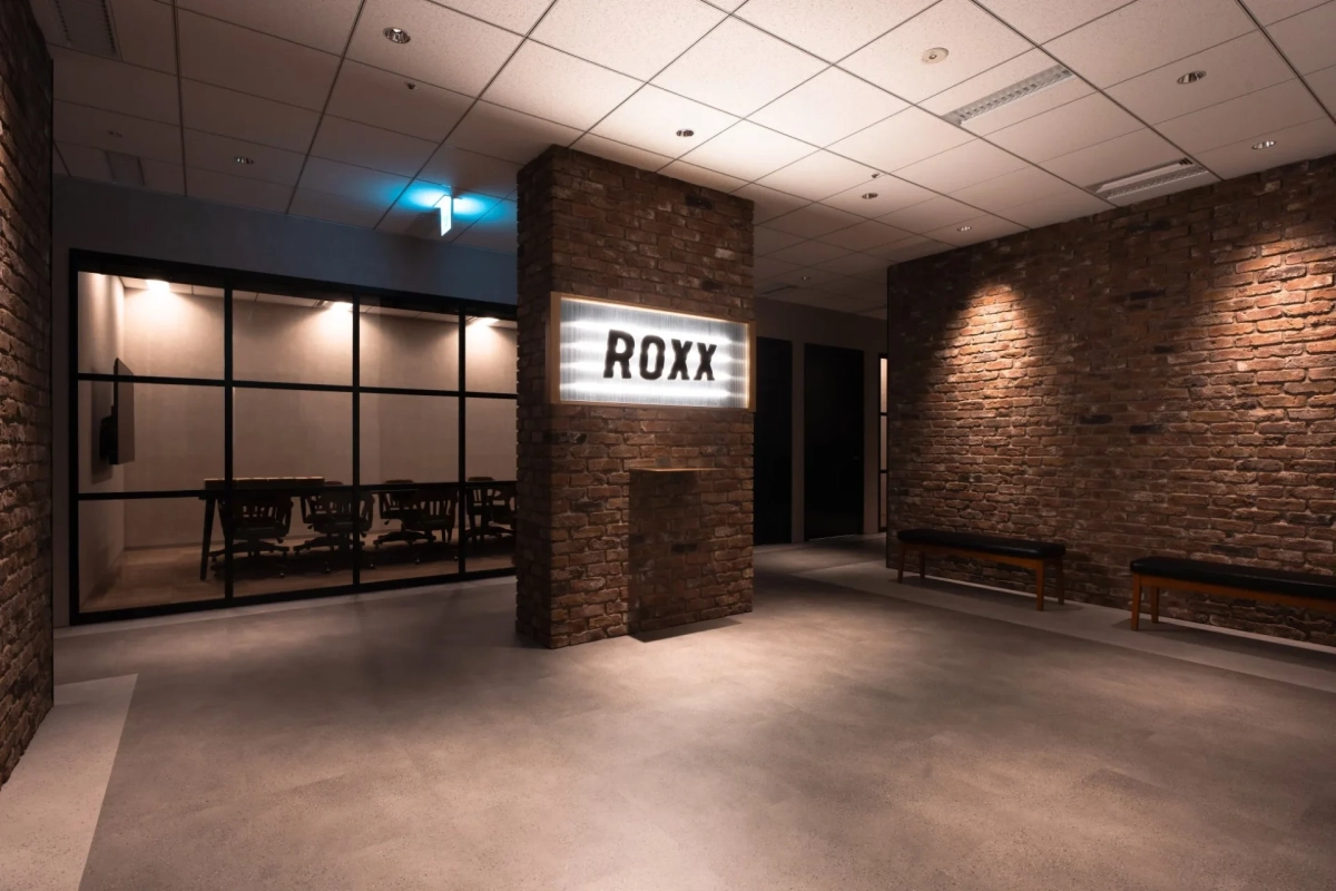 ROXX オフィスの廊下と会議室