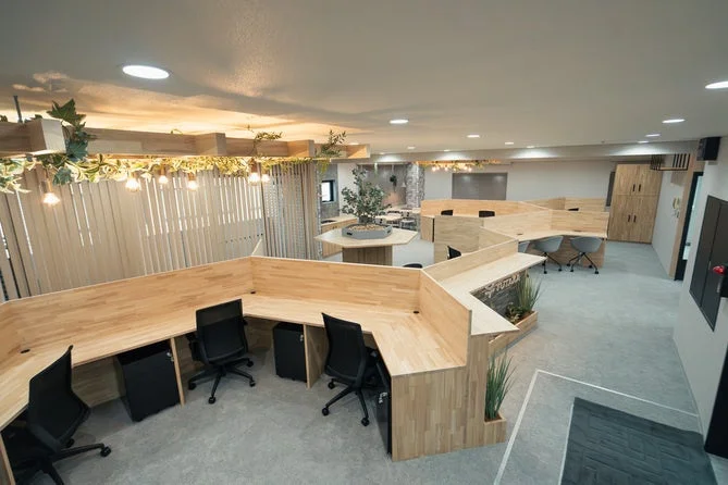 部署の垣根を超えたセミクローズド・セミオープンな空間