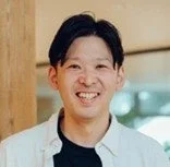 笑顔でカメラを見つめる男性のポートレート