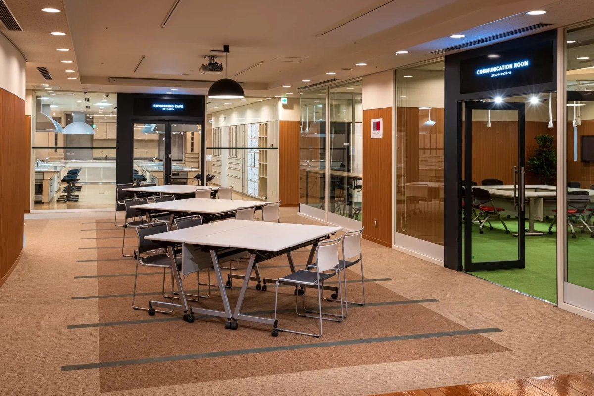 コワーキングカフェとコミュニケーションルーム