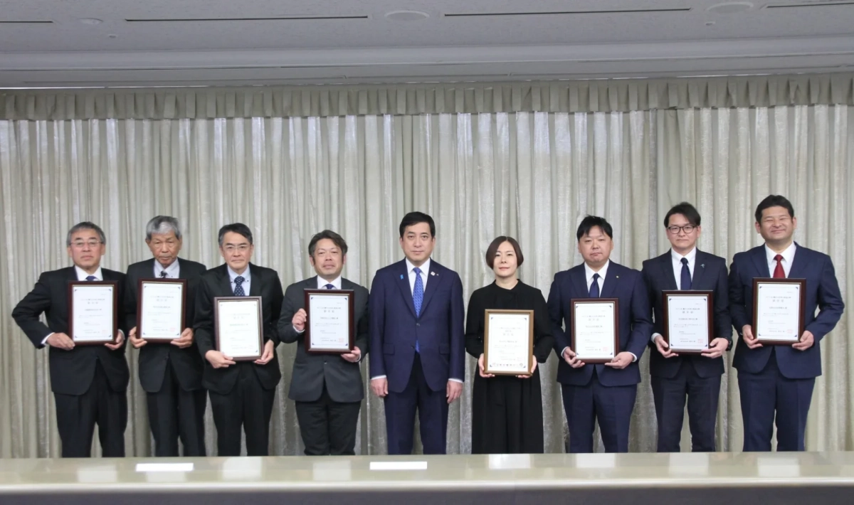 感謝状を手に並ぶ9名の男女