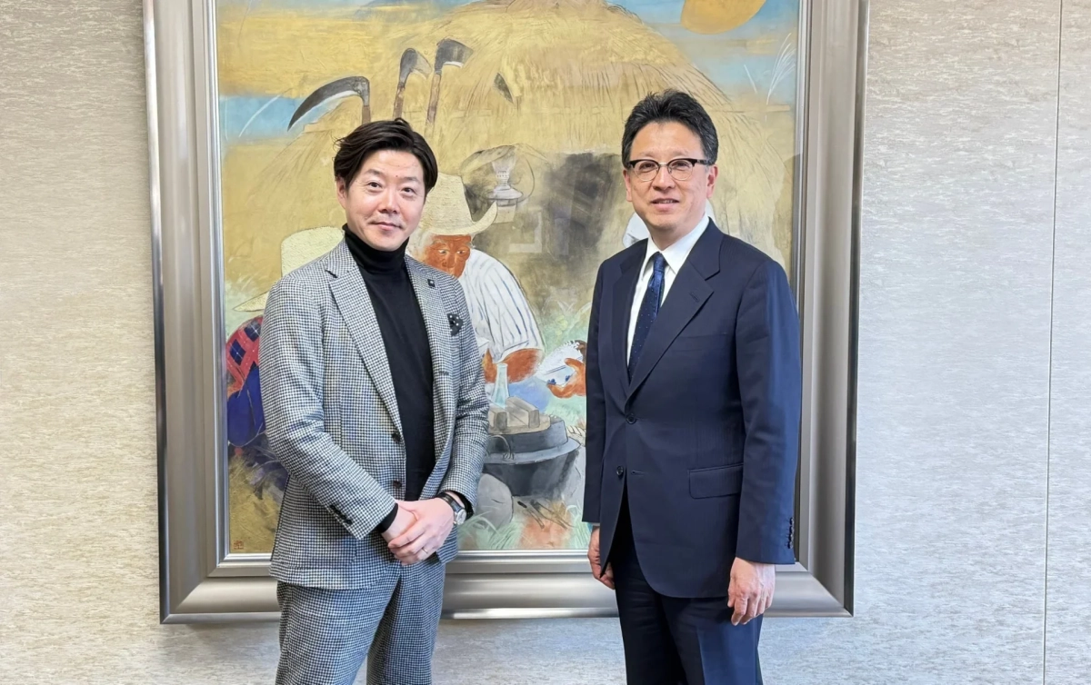 ビジネススーツ姿の男性2名