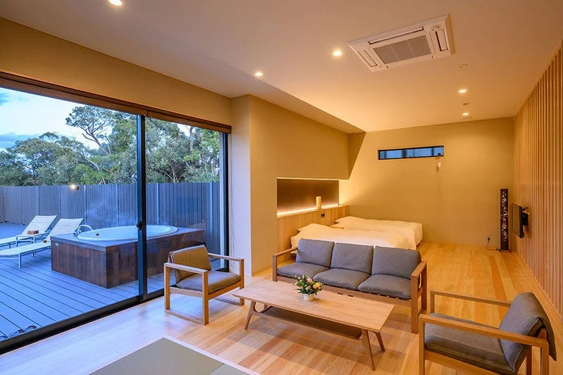 モダンな客室とプライベートジャグジー