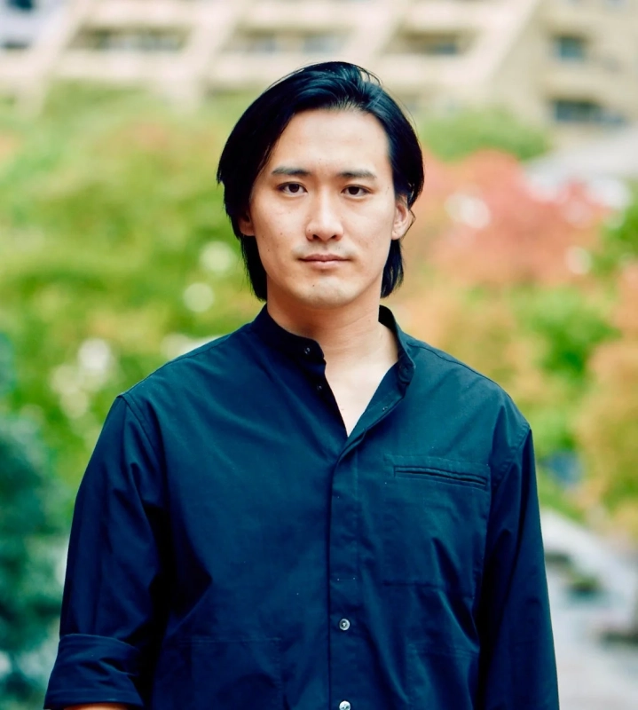 長髪のアジア人男性のポートレート