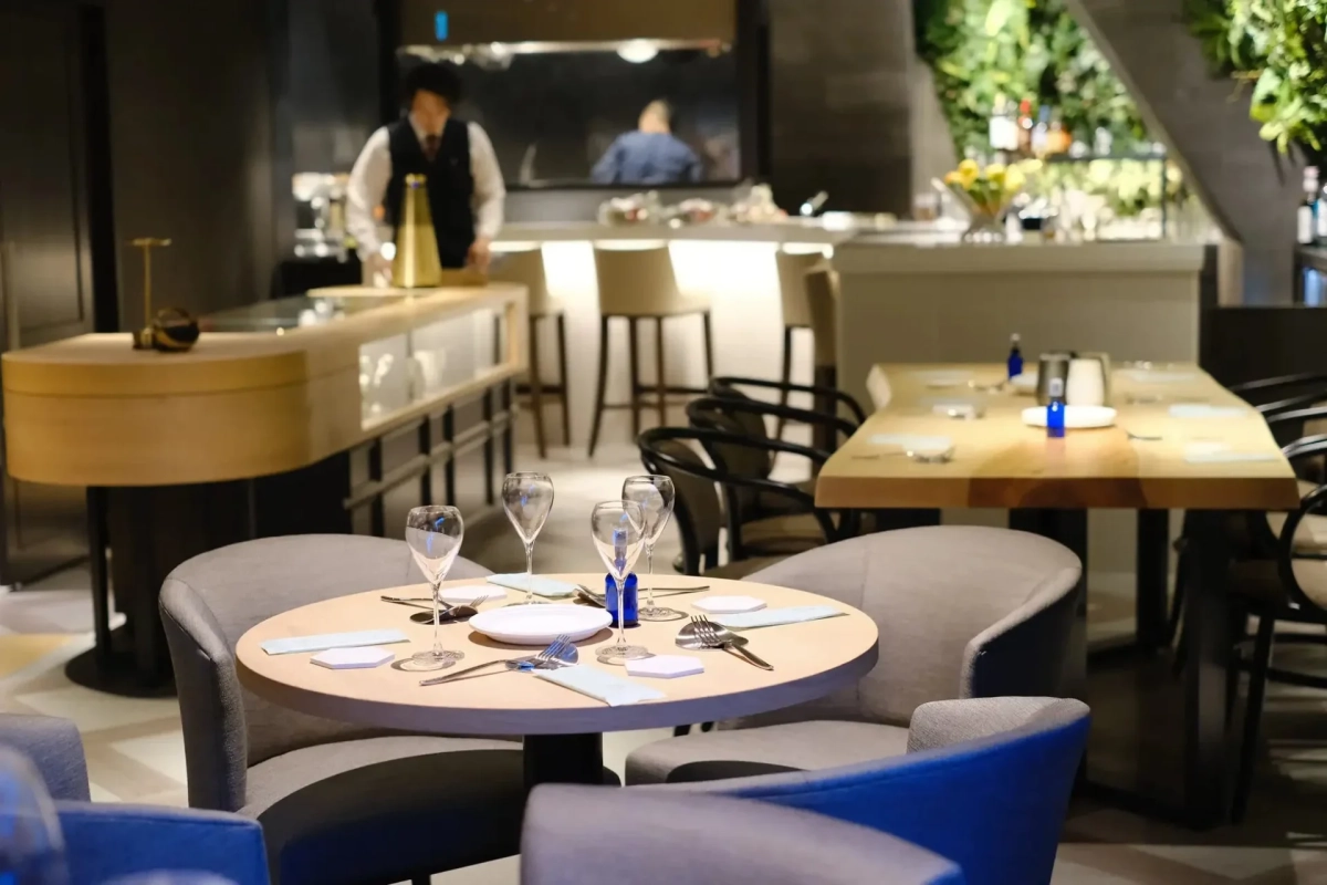 BAR FIVE Arrows店内