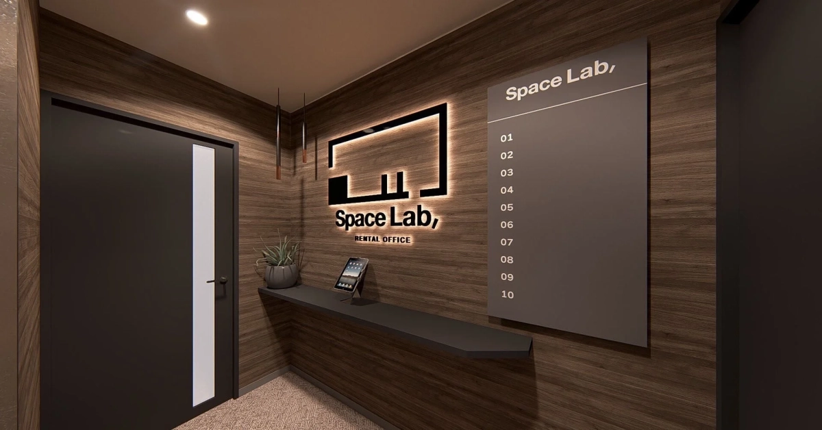 木目調の内装が特徴的なレンタルオフィス「Space Lab」のエントランス