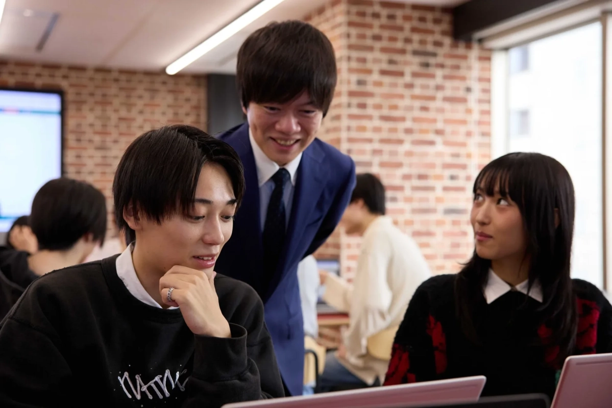 オフィスでの共同作業の様子