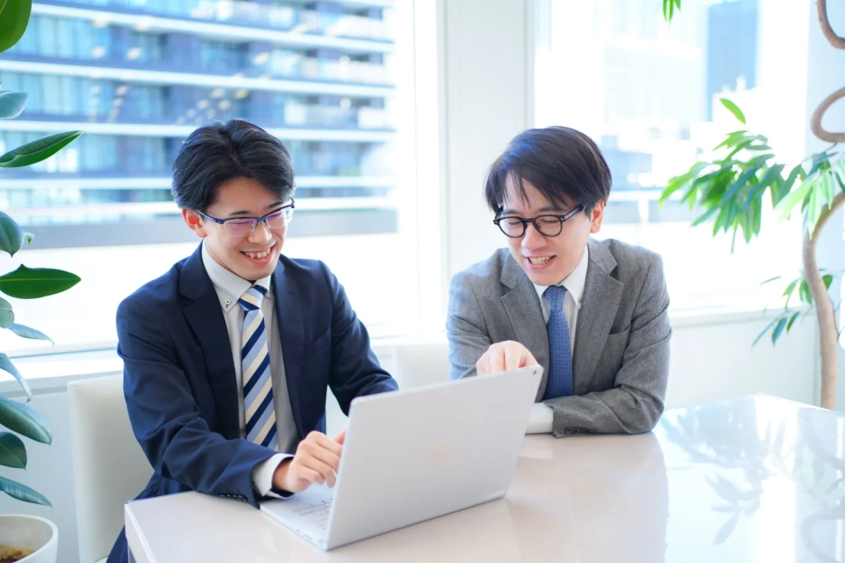 オフィスで打ち合わせをするビジネスマン