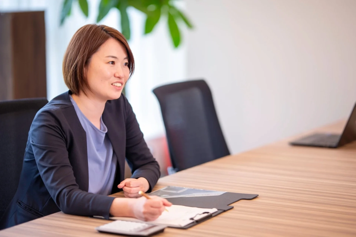 オフィスで働く女性社員