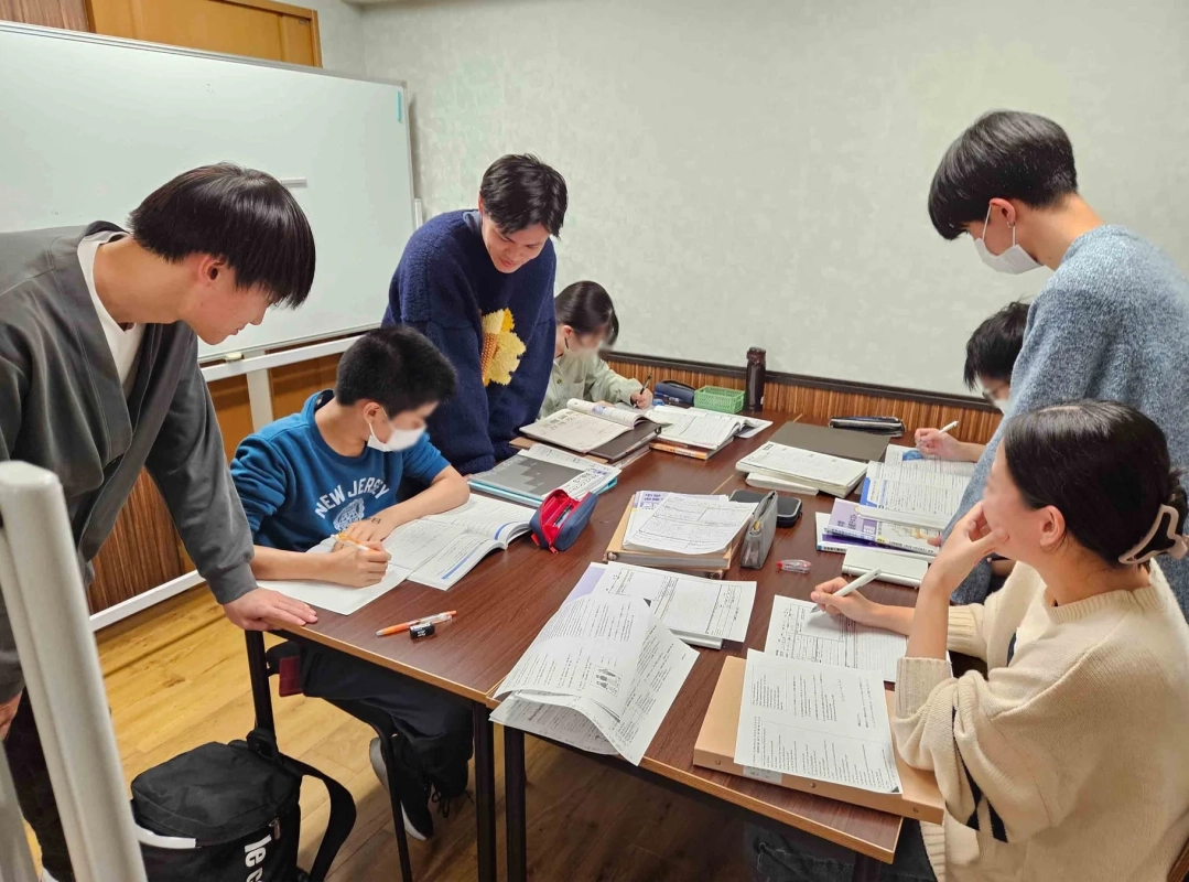 勉強する学生たち