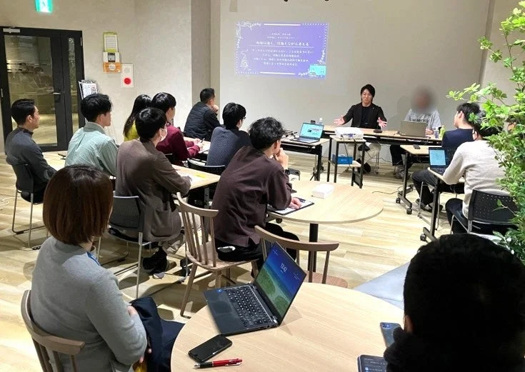 セミナーで学ぶ社員の様子