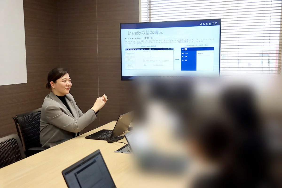 Mendixの基本構成を説明する様子