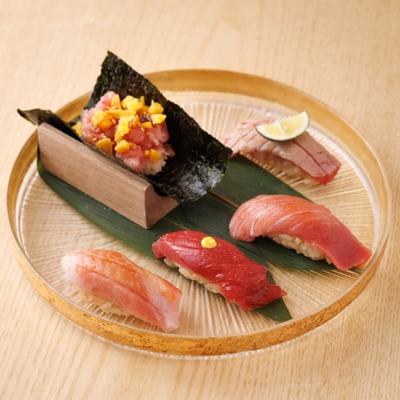 様々な種類の握り寿司と海苔巻き