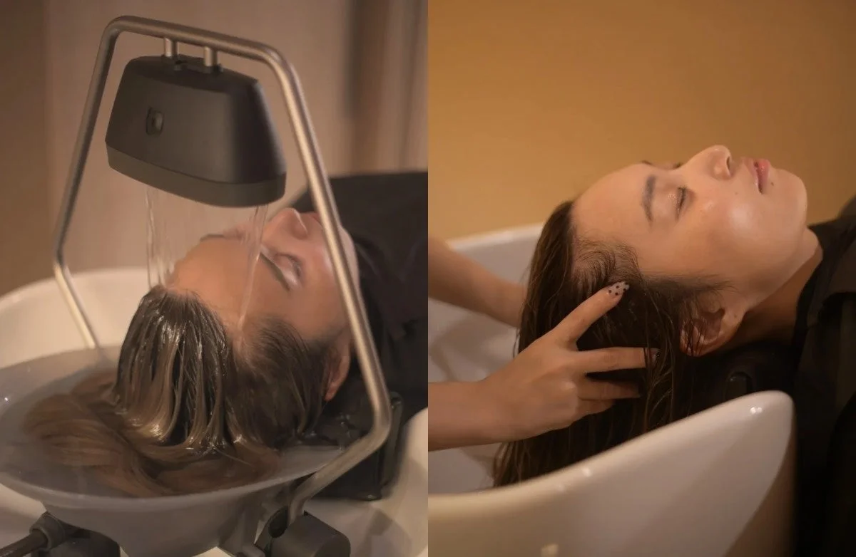 女性が頭浸浴を受けている様子