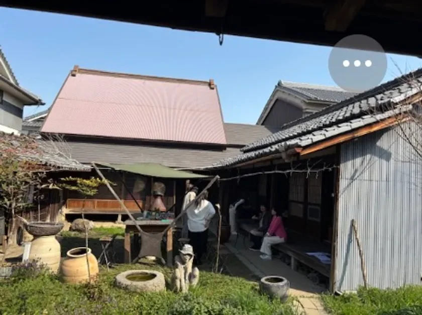 古民家の色々な場所で自由に語り合えます