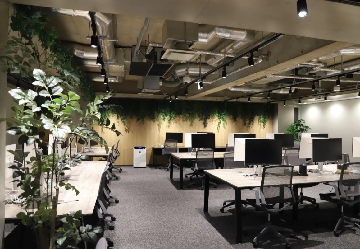 モダンでインダストリアルなオフィス空間
