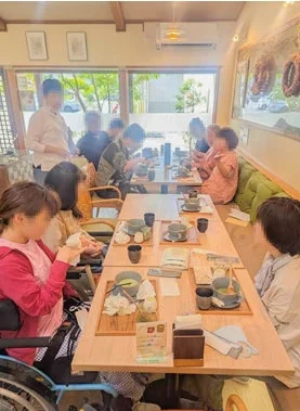 カフェで談笑する人々