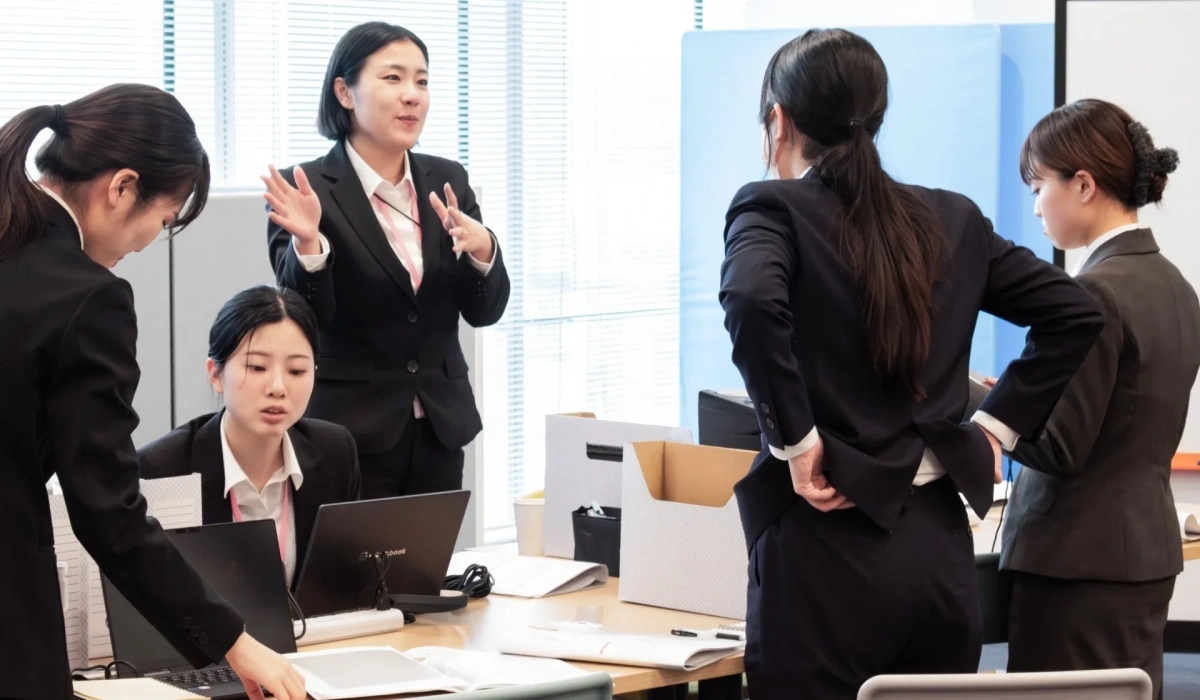 オフィスで打ち合わせをする女性たち