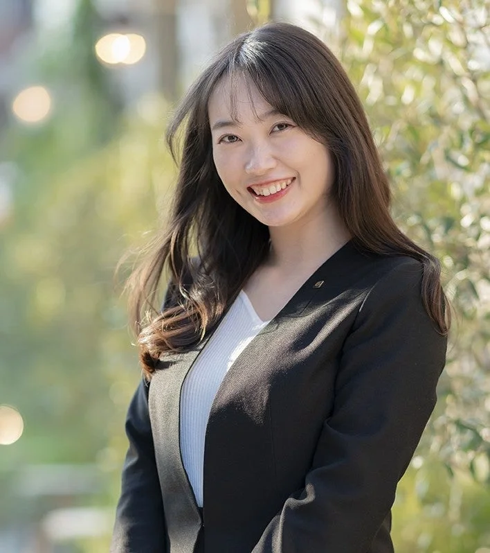 屋外で笑顔を見せる女性のポートレート