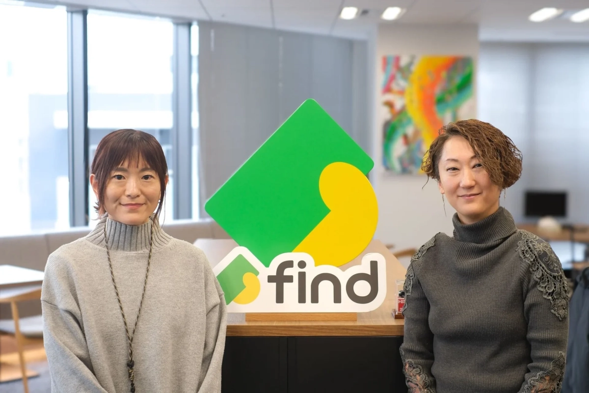 オフィスで笑顔の女性2人