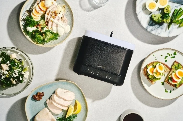 健康的な食事が並べられたテーブルに調理家電が置かれています。