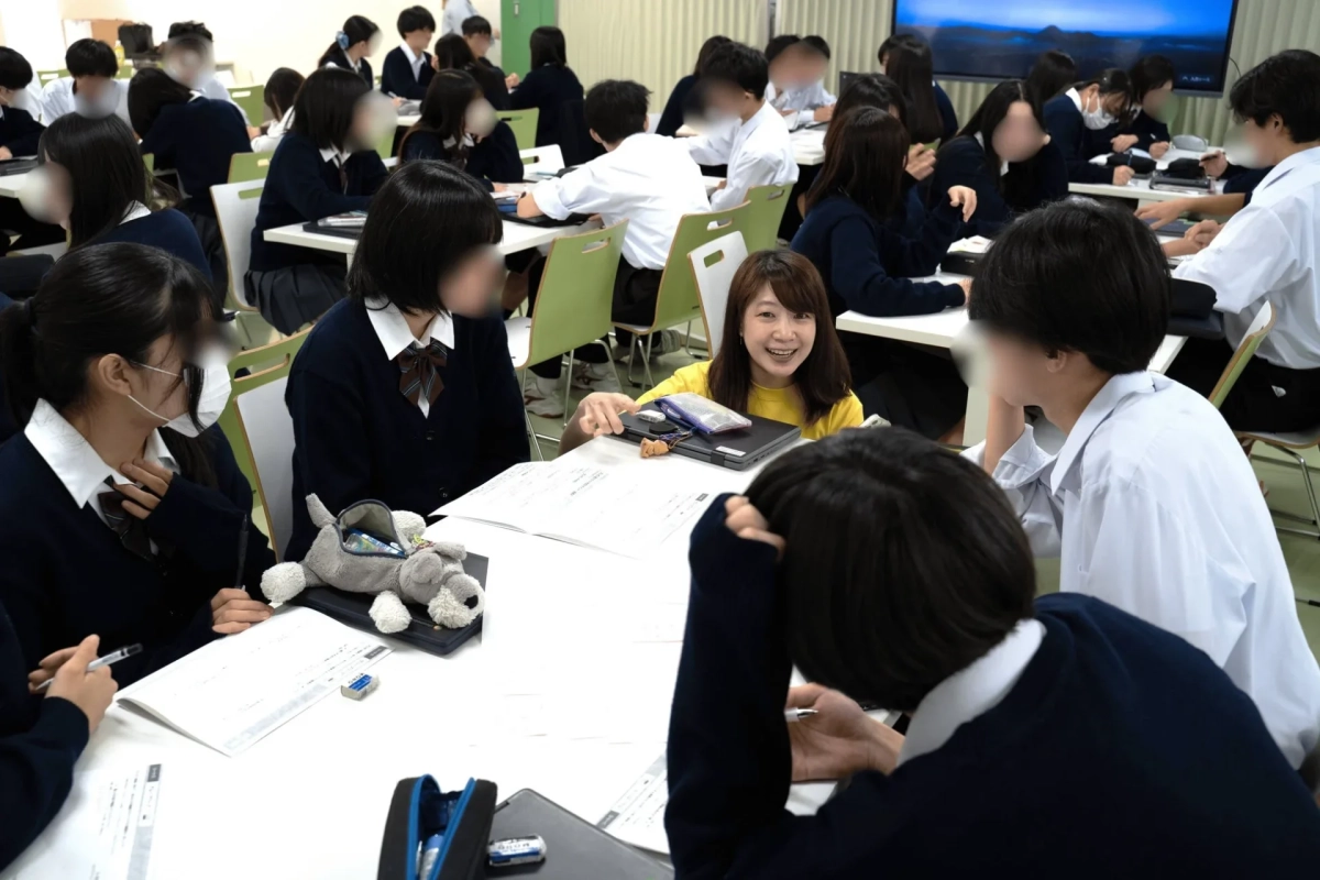 教室でグループ学習に取り組む学生の様子