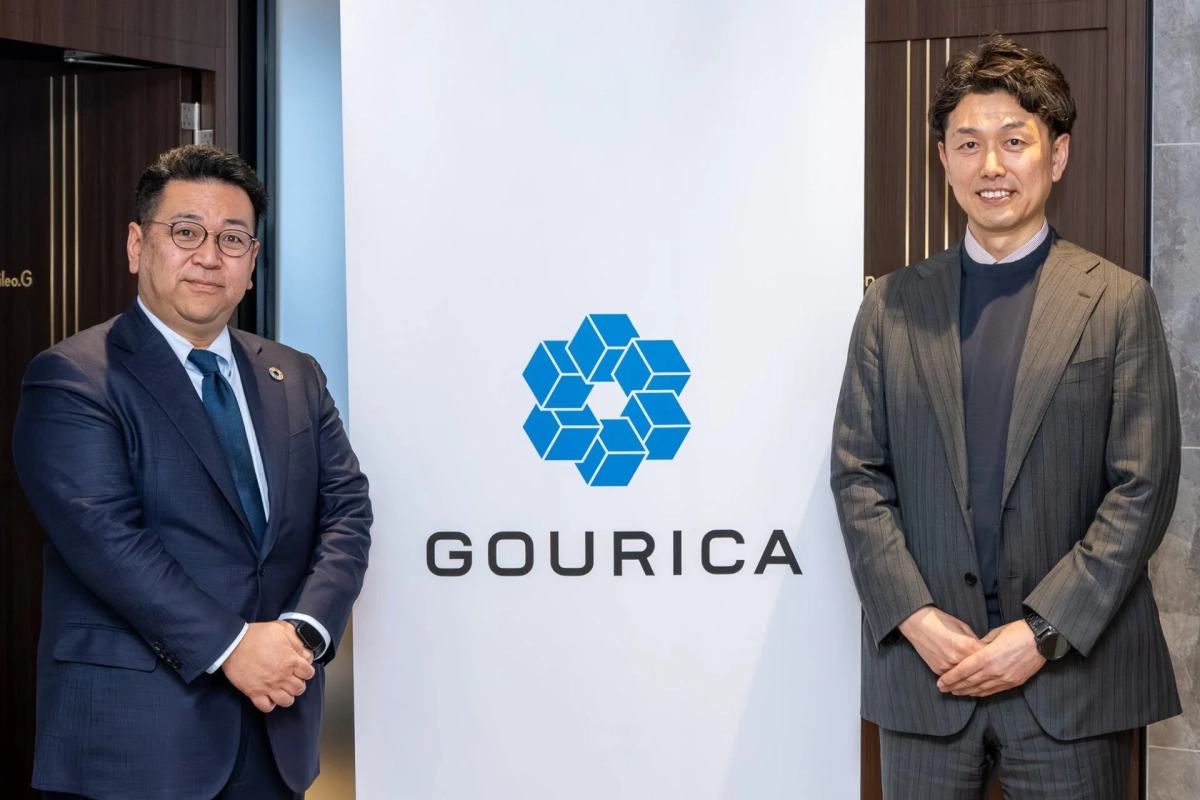 社名変更を発表する代表取締役の岡本賢祐氏と株式会社ブルボン常務取締役の井手規秀氏