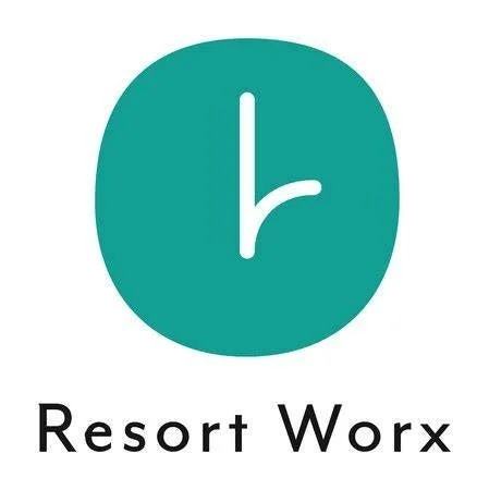 緑色の円形背景に白い線で描かれたシンボルマークと、「Resort Worx」の文字が書かれたロゴ画像です。