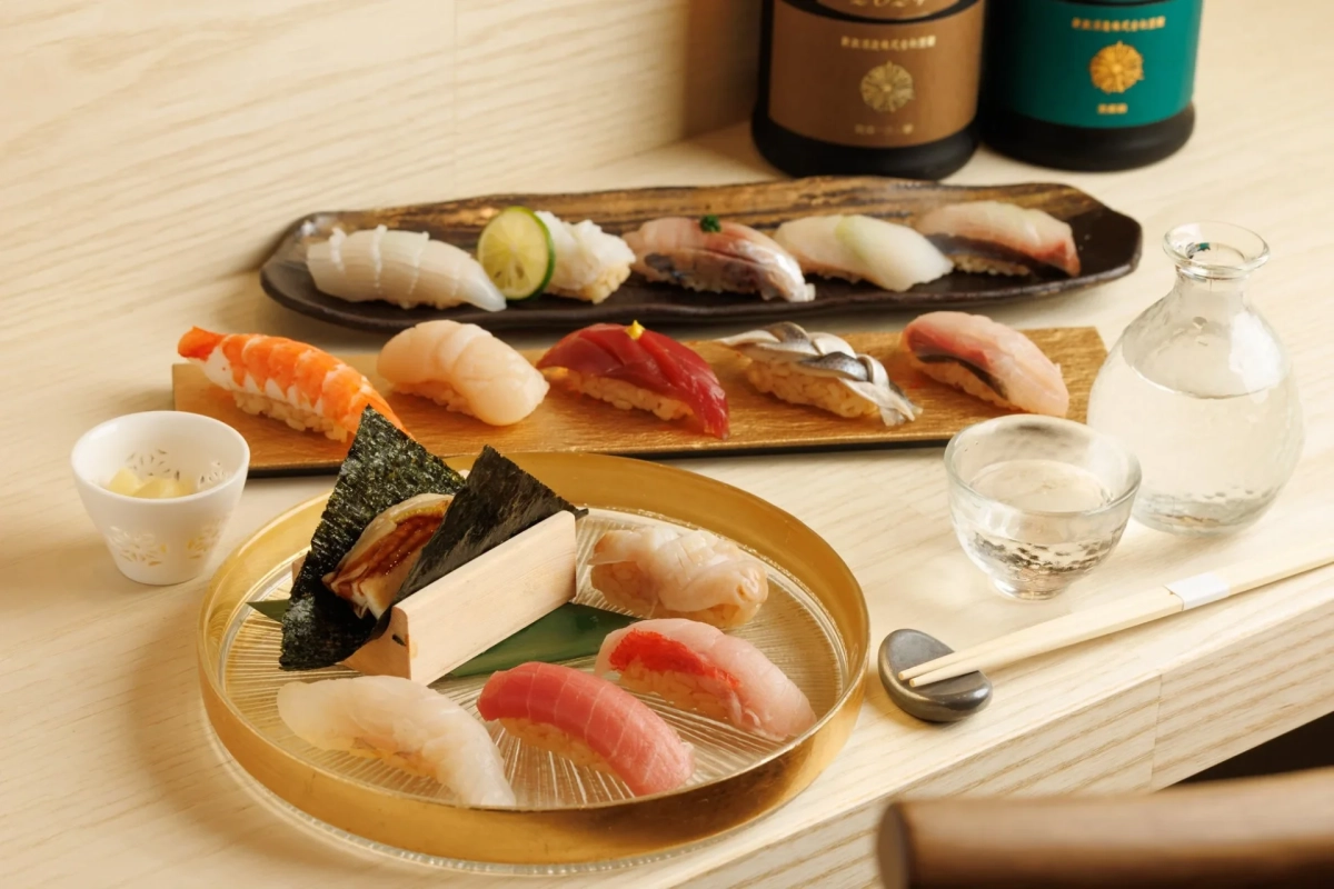 握り寿司の盛り合わせと日本酒