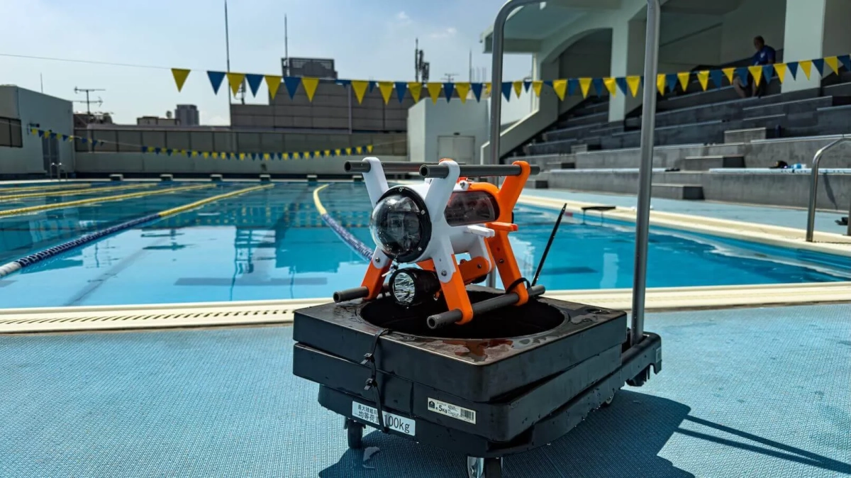 水中ドローンと台車の画像