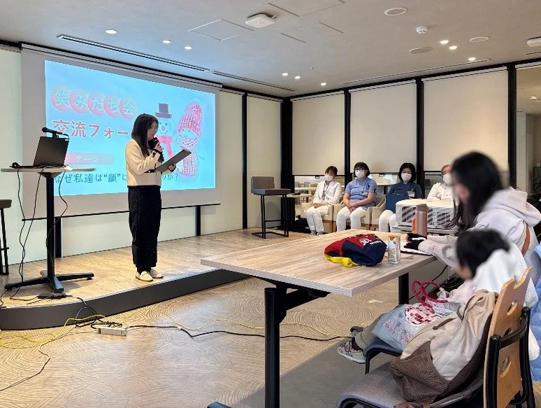 講演中の発表者と聴衆