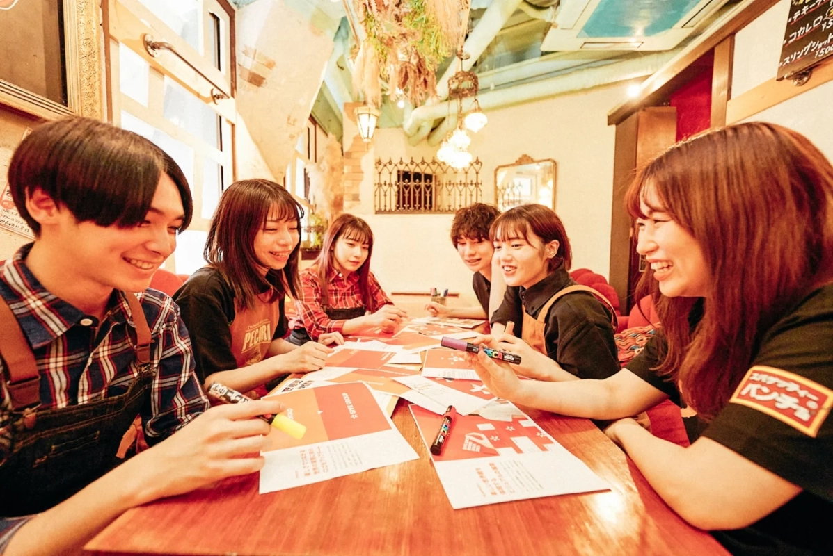 グループで楽しむ若者たち