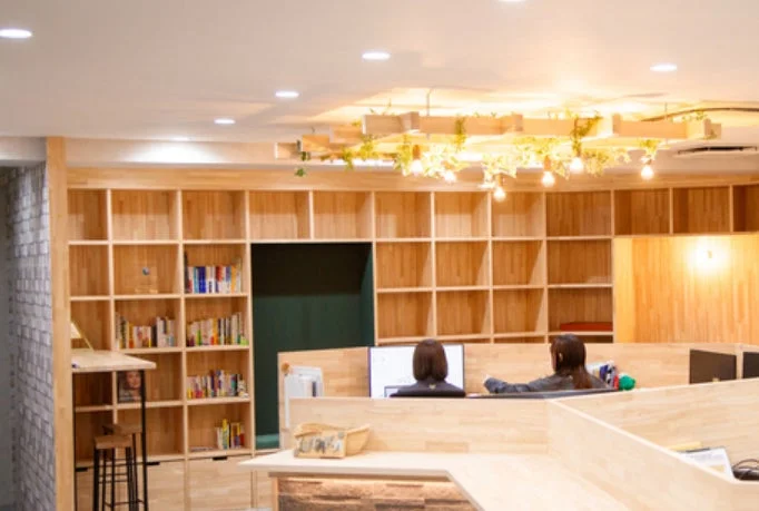 部署の垣根を超えたセミクローズド・セミオープンな空間の別アングル