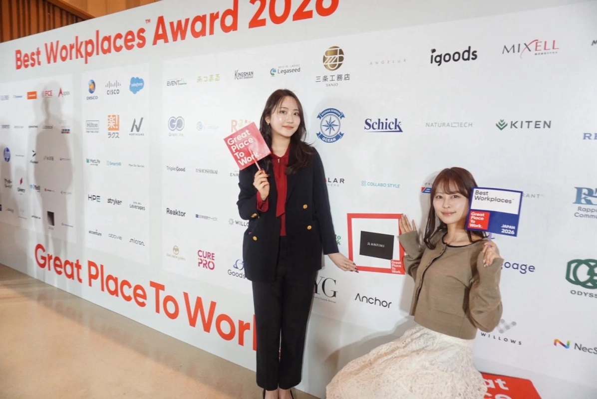 Best Workplaces Award 2026のイベントで女性がポーズをとっている様子