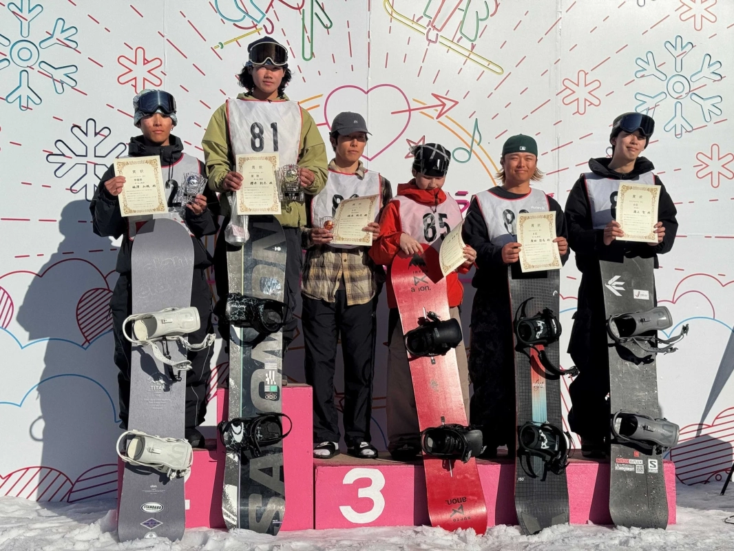 スノーボード大会の表彰式