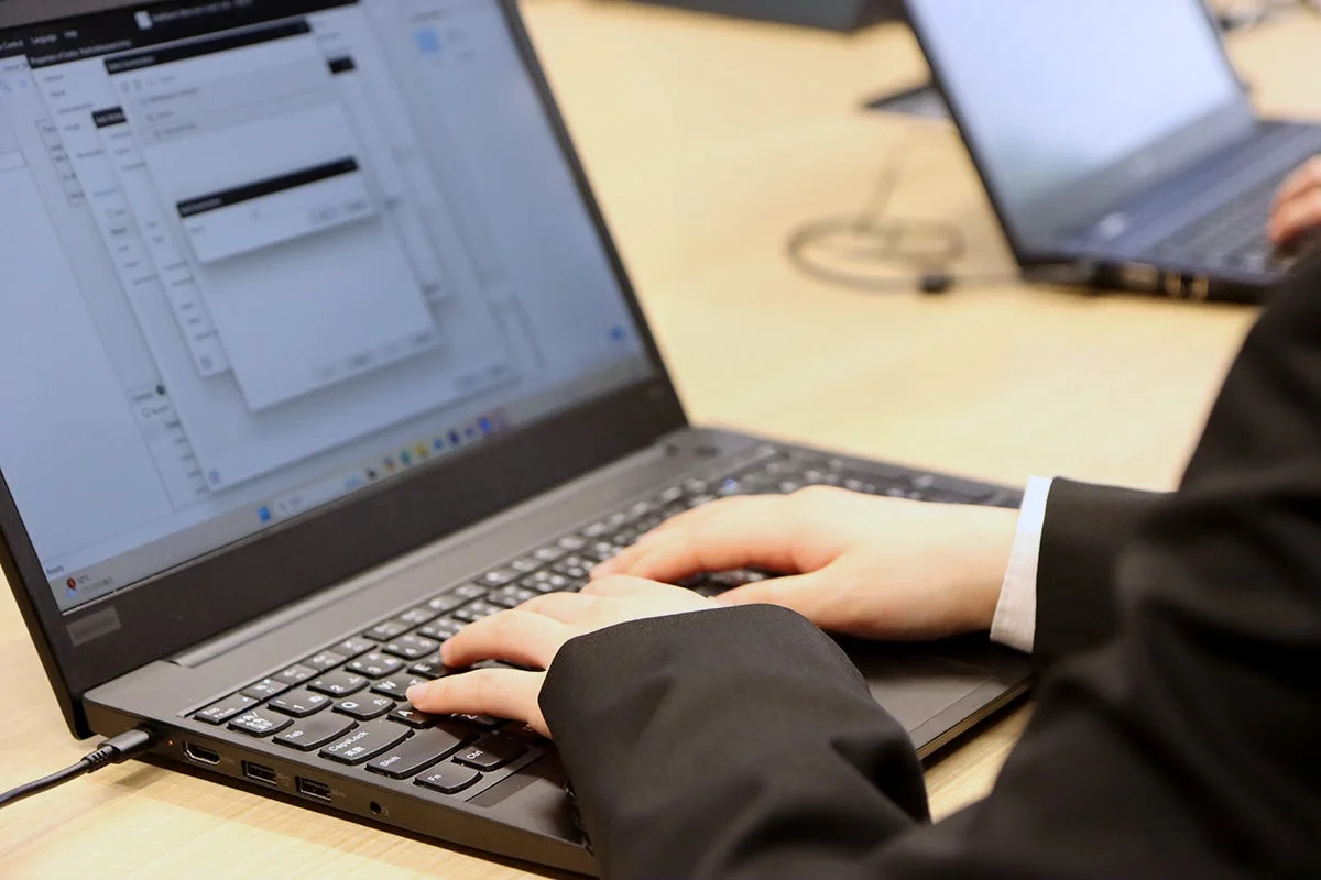 ノートパソコンで作業する参加者