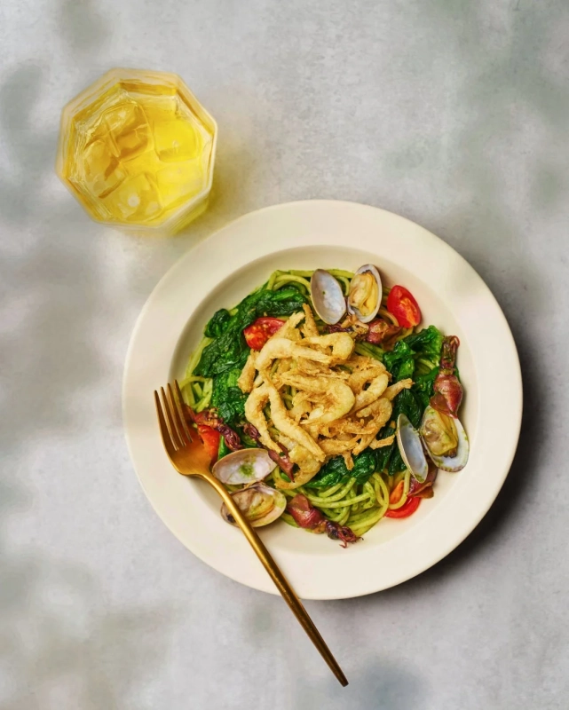 4月予定メニュー「ホタルイカとあさり、菜の花の鯛だし仕立て 白えびのフリット添え」