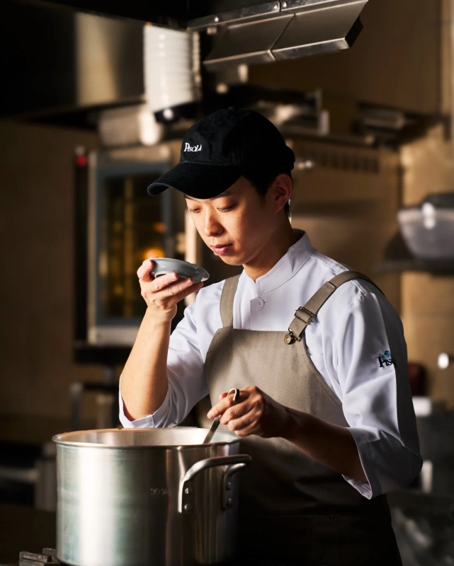 シェフが料理を味見する様子