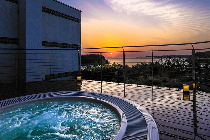 夕焼けの海を望む露天風呂