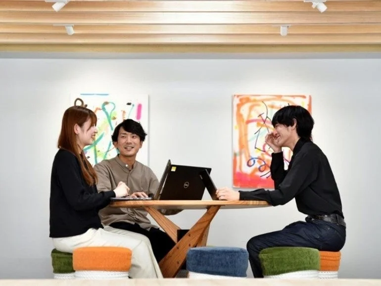 オフィスで話し合う人々の様子