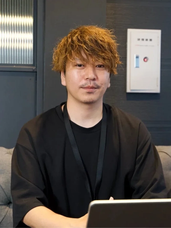 金髪のパーマヘアの男性のポートレート