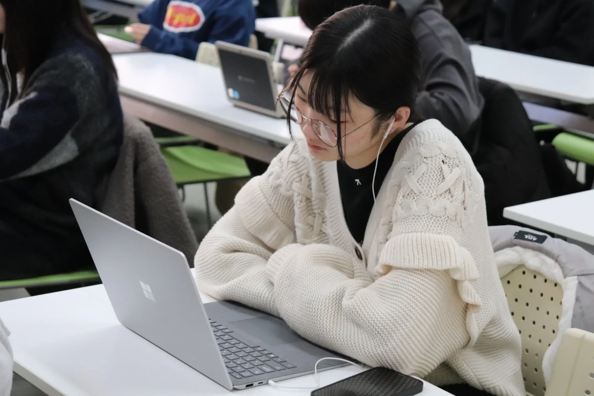 学生がノートパソコンに向かう様子
