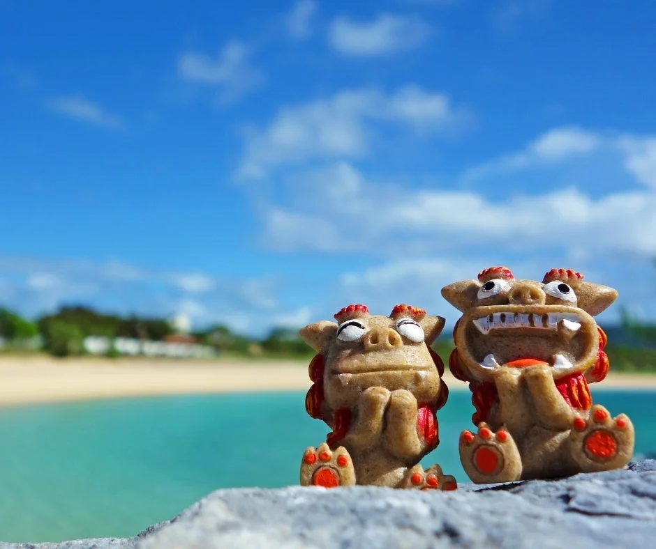 沖縄のシーサーと海