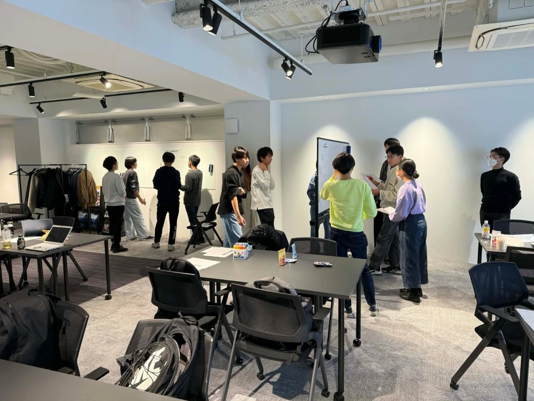 オフィスでのグループディスカッション