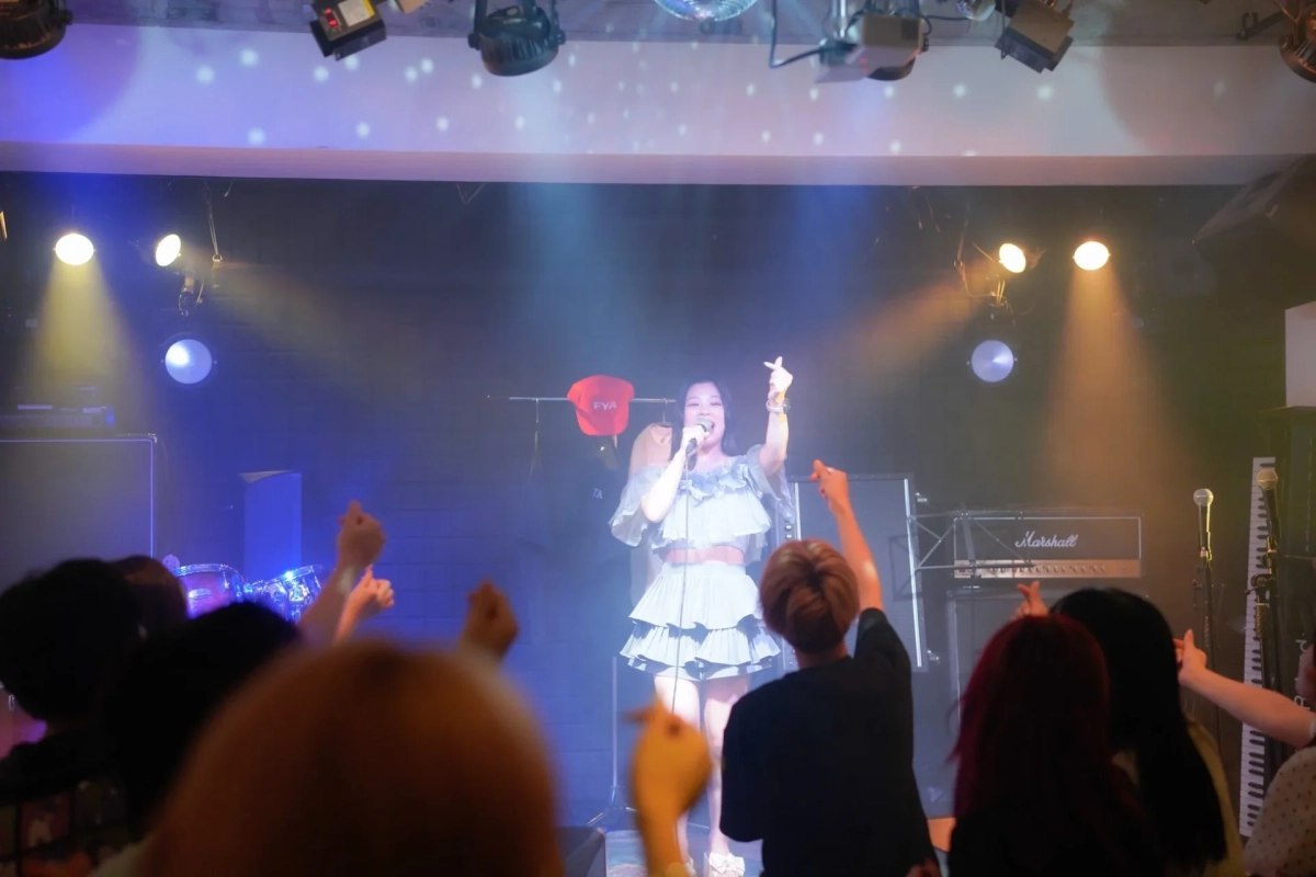 ライブパフォーマンスの女性歌手